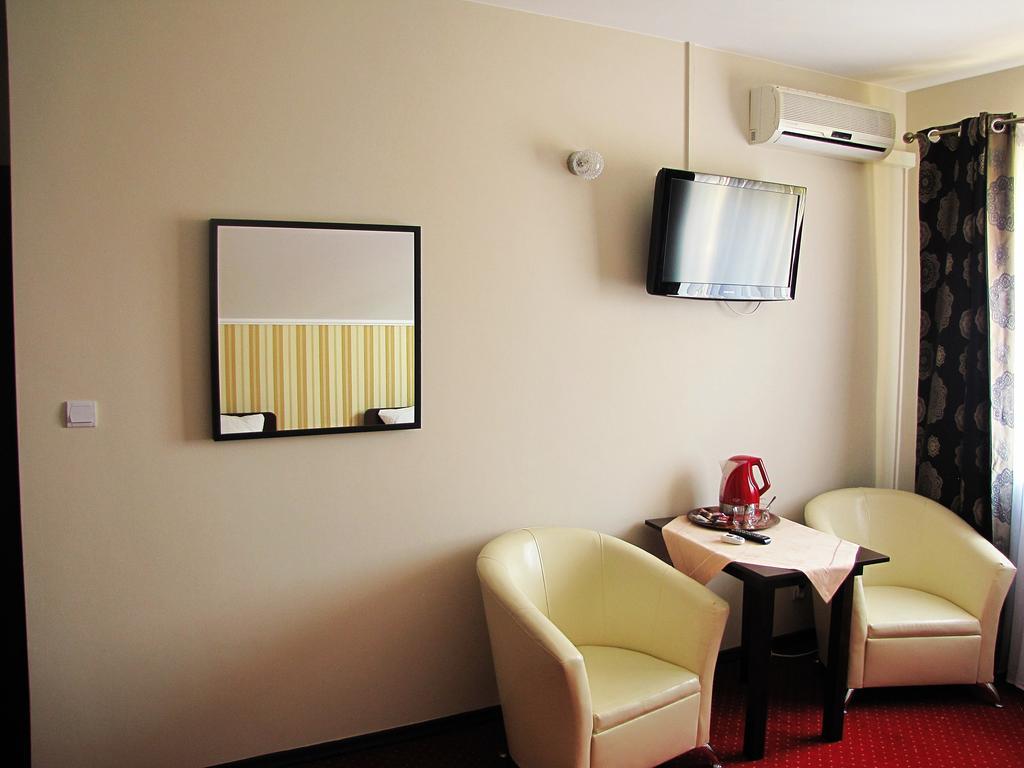 Goscinne Anna Airport Modlin Homestay